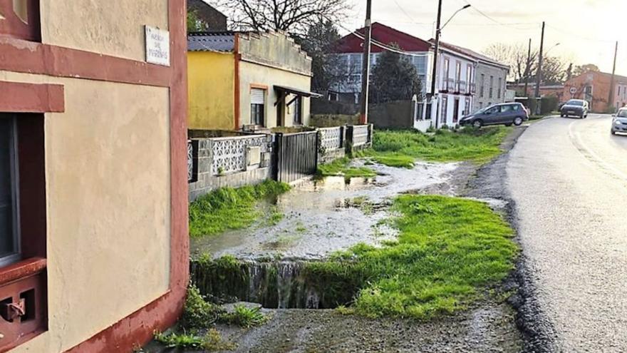 Pérdida de agua por la rotura de una tubería en Iñás