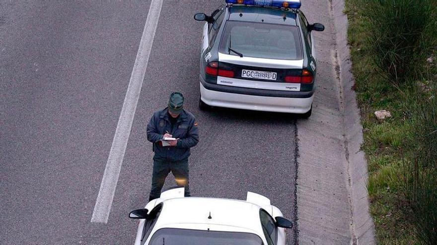Multado por circular a menos de 120 kilómetros por hora en autopista pero la cámara cazó lo que le faltaba dentro: la Guardia Civil extrema la vigilancia