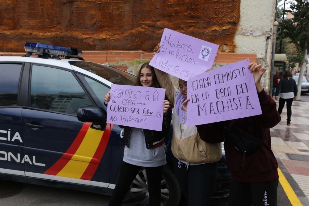 Alrededor de un centenar de alumnos de instituto se manifestaron ayer en las calles de Vila