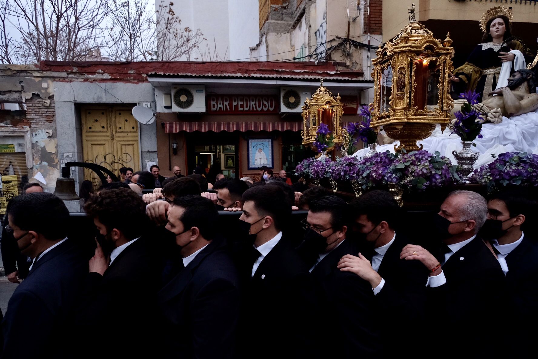 El Yacente de la Paz y la Unidad, junto a las imágenes de Santa María del Monte Calvario, San Juan Evangelista y María Magdalena, la XIV Estación