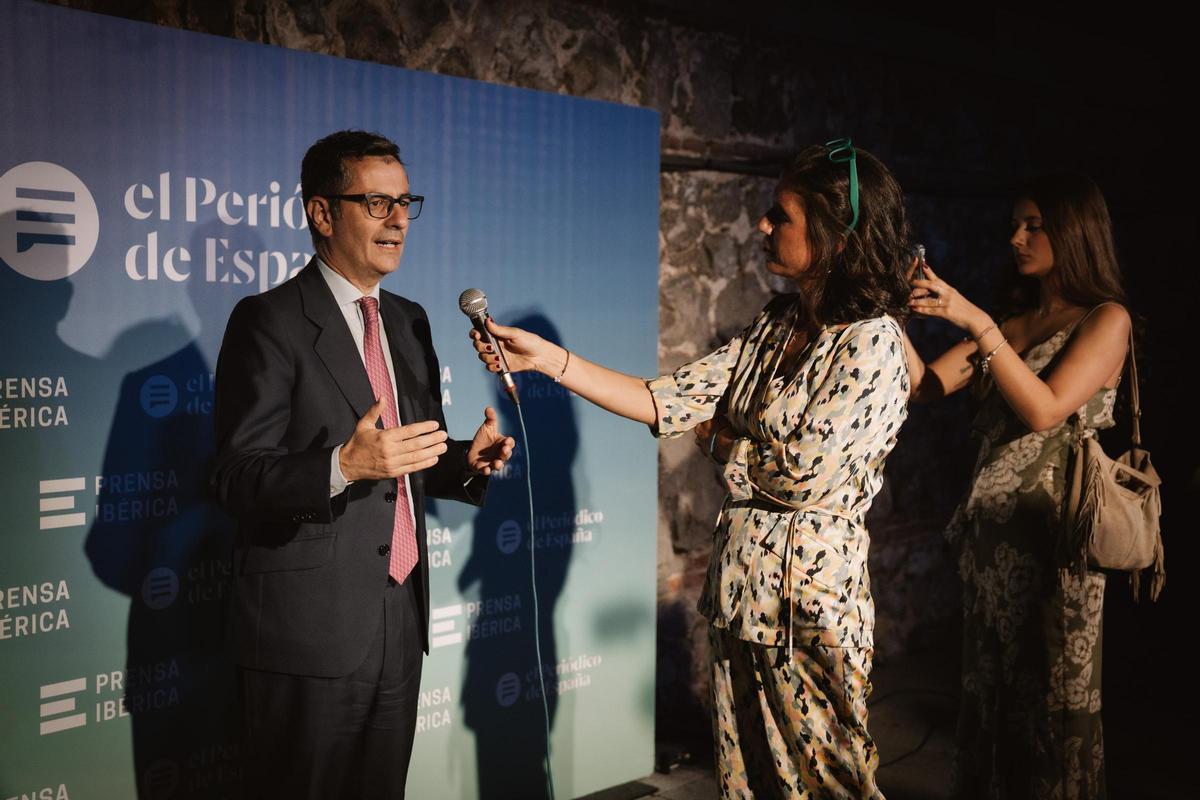 Félix Bolaños, ministro de la Presidencia, Relaciones con las Cortes y Memoria Democrática, junto a la periodista de EL PERIÓDICO DE ESPAÑA, Isabel Morillo.