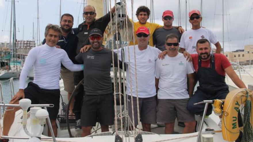 La tripulación del &#039;Muyay&#039; con el patrón Nano Negrín (con gorra roja en primera fila) el viernes en Gran Canaria.| domingo travieso