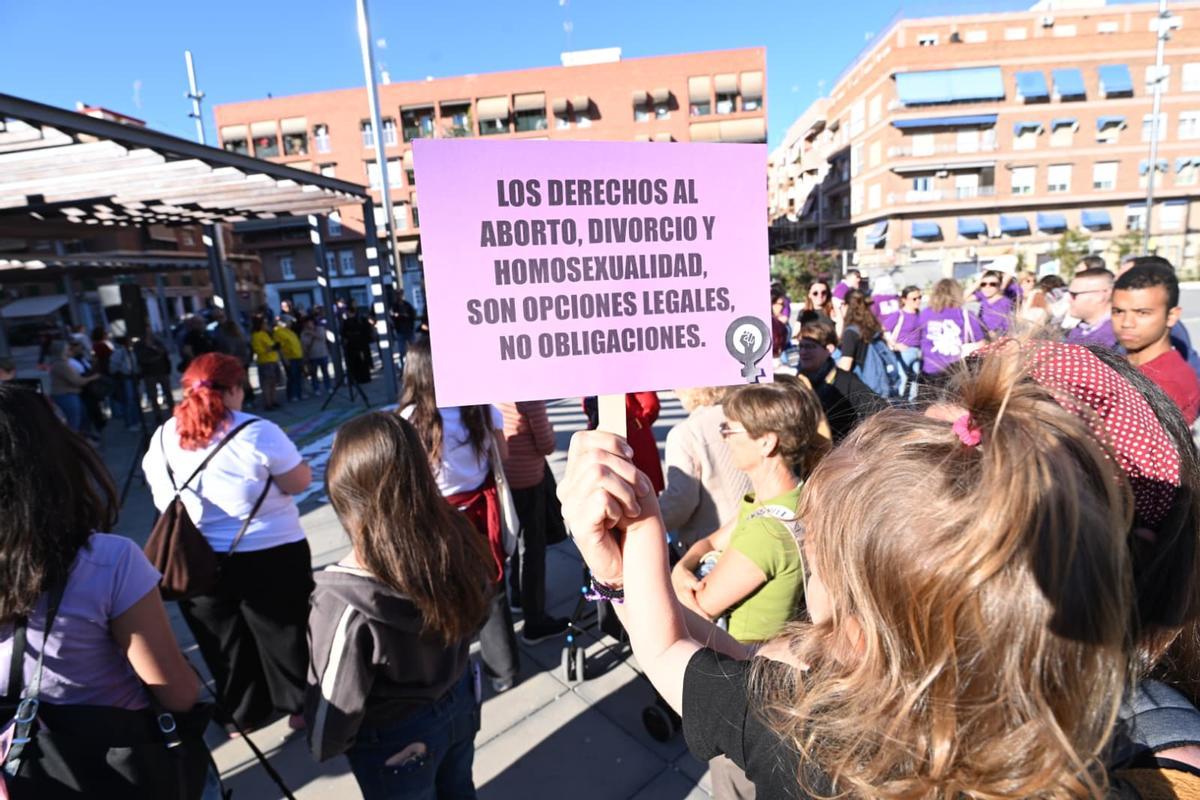 Así ha sido la protesta de 24 colectivos en Elche contra la moción antiaborto de Vox apoyada por PP Así ha sido la protesta de 24 colectivos en Elche contra la moción antiaborto de Vox apoyada por PP