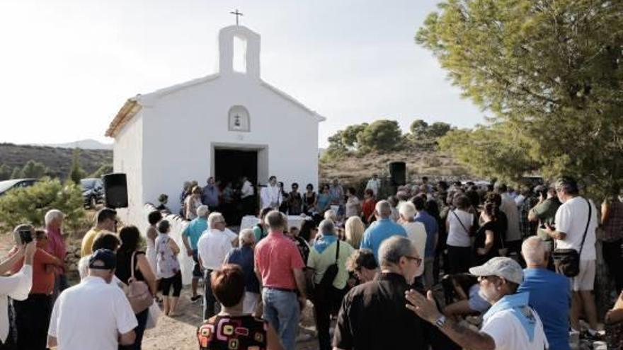 Acto de puertas abiertas celebrado ayer en la ermita del paraje eldense de Las Cañadas.