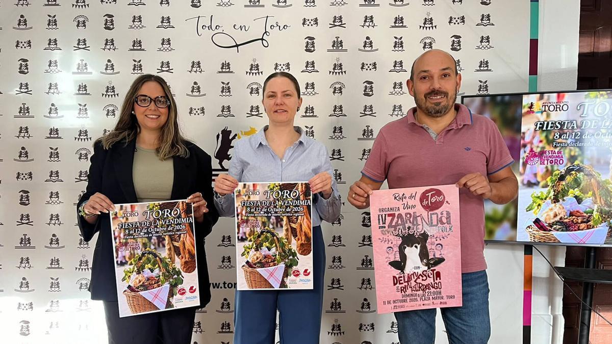Cristina Zamorano Prieto fotógrafa, María Velasco García concejala Festejos y Roberto Castaños, secretario Ruta de Vino de Toro.