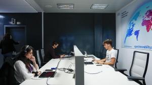 Tres jóvenes trabajan en su proyecto de empresa en el espacio para ’startups’ que Enel ha abierto recientemente en Barcelona.