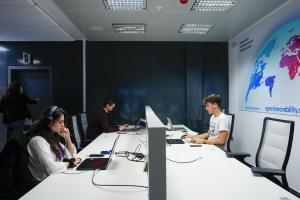 Tres jóvenes trabajan en su proyecto de empresa en el espacio para ’startups’ que Enel ha abierto recientemente en Barcelona.