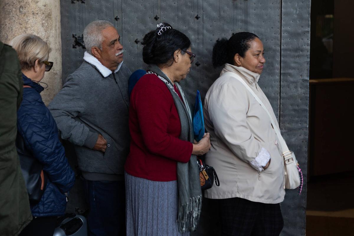 Migrantes, ayer, en cola ante el consulado de Colombia por el proceso de regularización.
