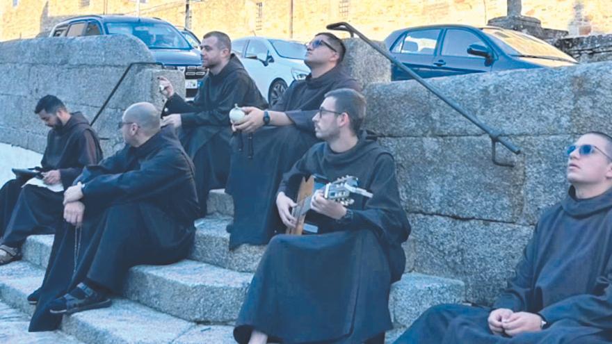 Los nuevos monjes carmelitas de Santiago también rezan en la calle