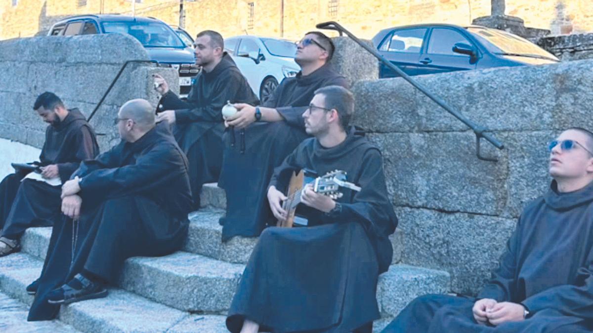 La comunidad de carmelitas contemplativos durante sus rezos en el atrio del convento de Santiago, que intercalan con cánticos