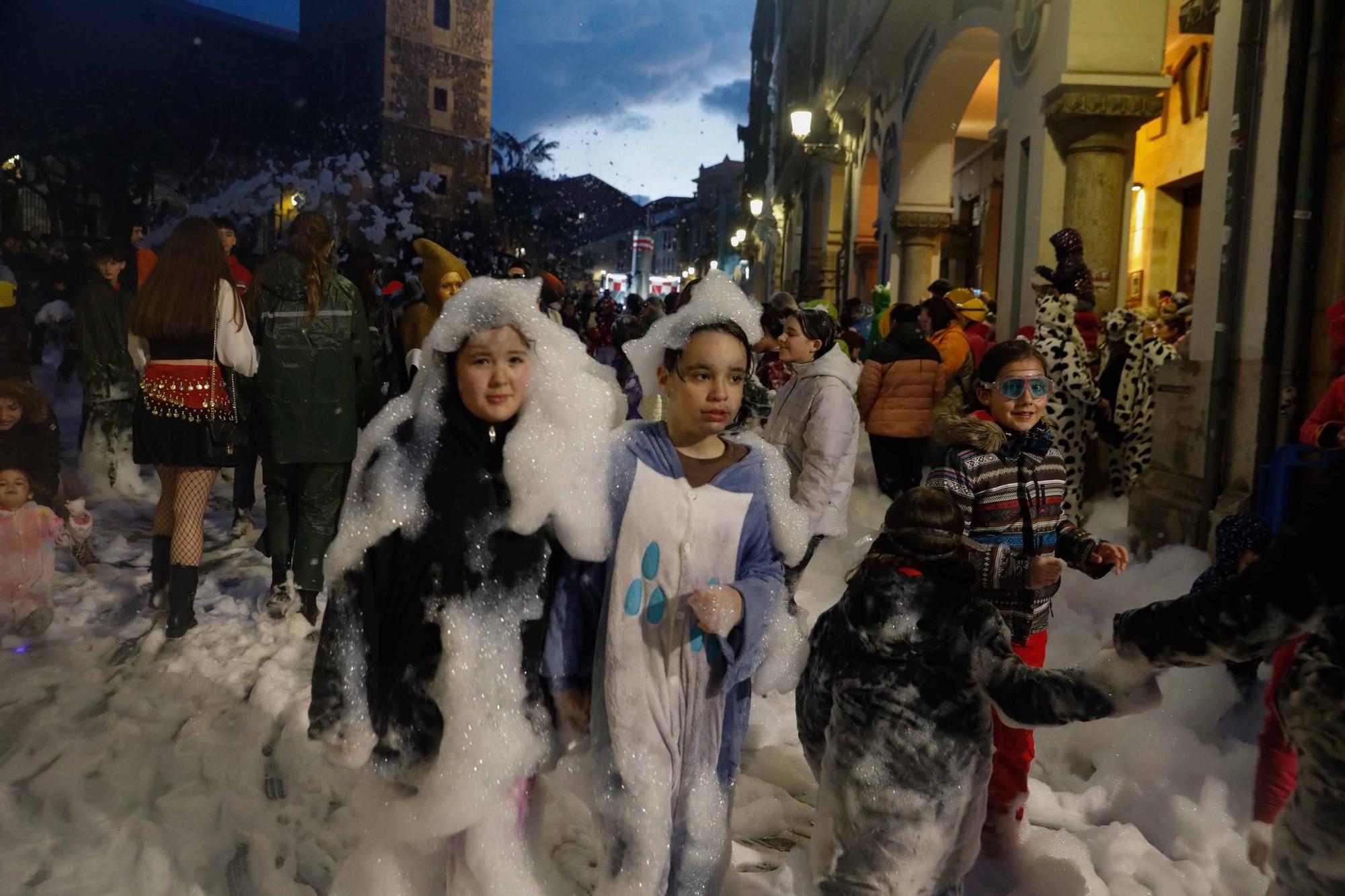 EN IMÁGENES: La noche del Descenso de Galiana en Avilés, puro derroche de imaginación