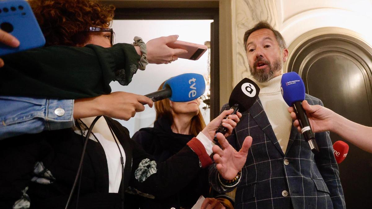Badenas atiende a la prensa junto a la concejala Cecilia Herrero.