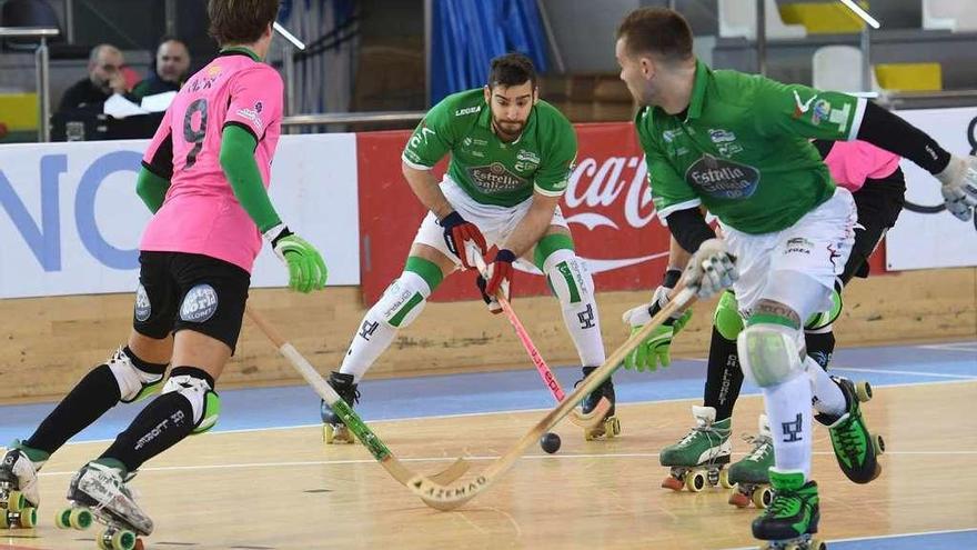 Eduard Lamas intenta pasarle la bola a César Carballeira en el partido contra el Lloret.