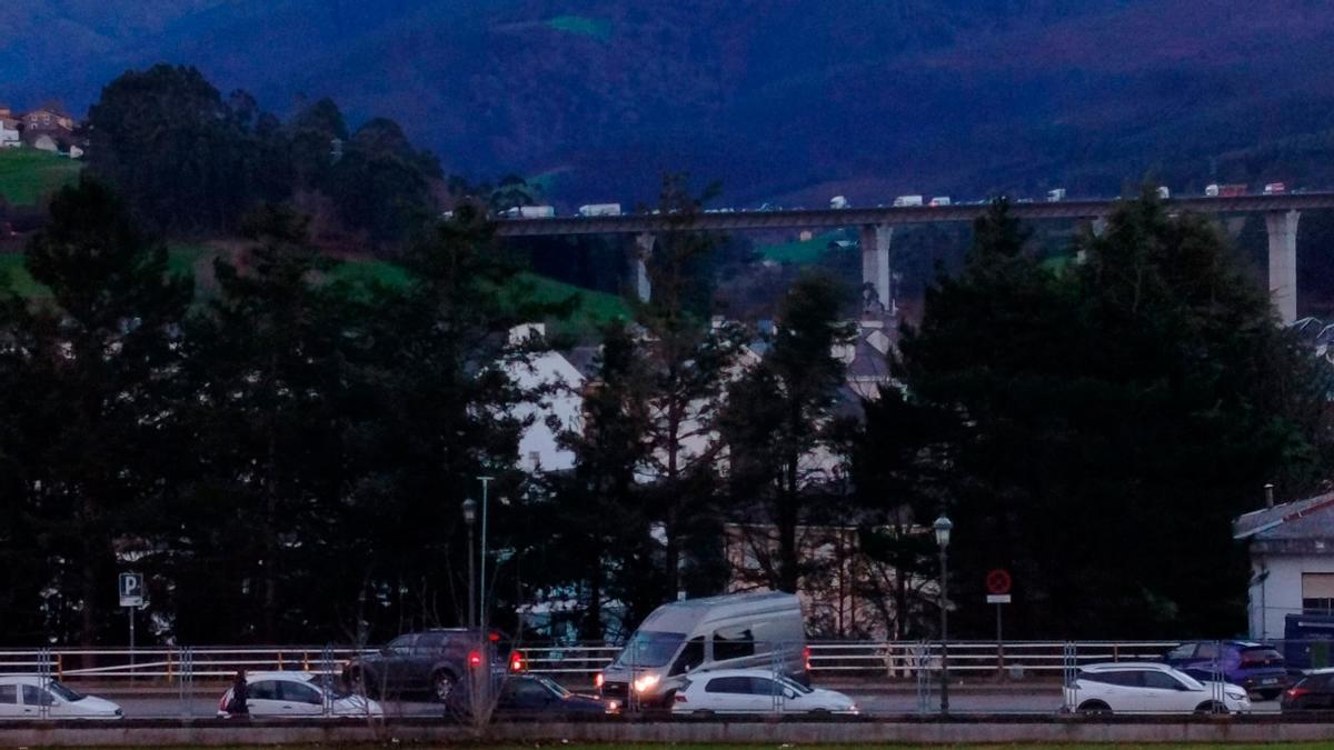 Vehículos atascados en el puente de Navia.