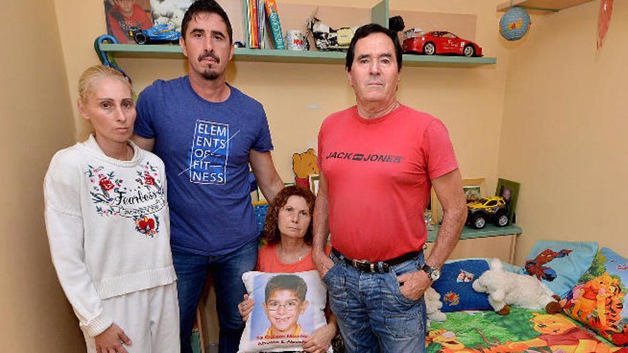 Los abuelos de Yeremi junto a la madre y su pareja, ayer en la habitación del pequeño en Vecindario.