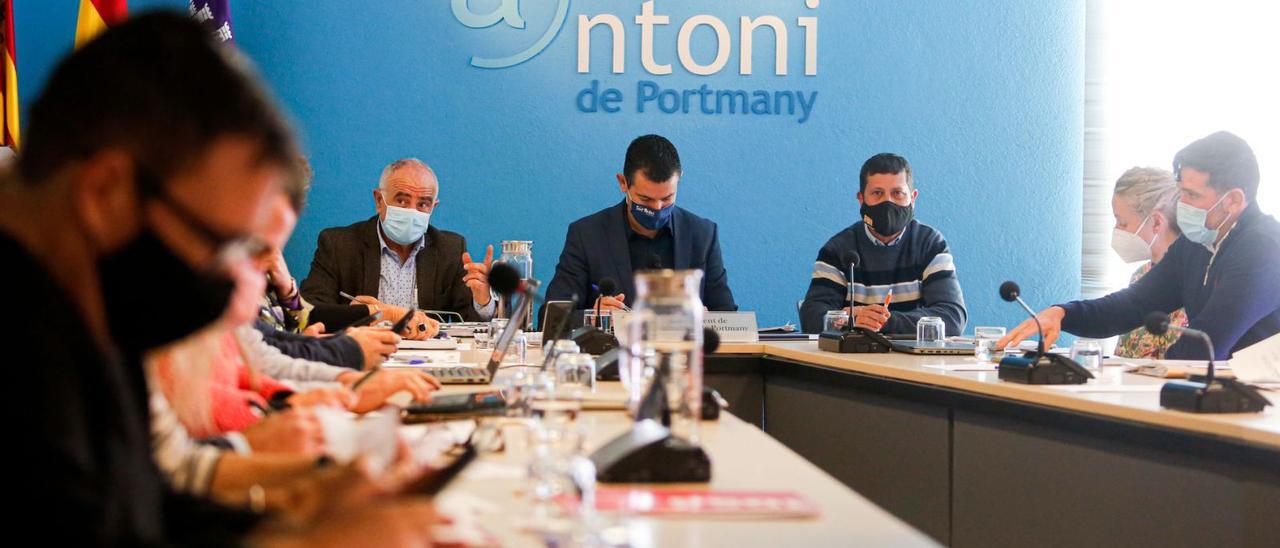 Joan Torres, de El Pi, el alcalde, Marcos Serra, con la cabeza agachada, y el edil de Cs José Ramón Martín, ayer, en el pleno. | TONI ESCOBAR