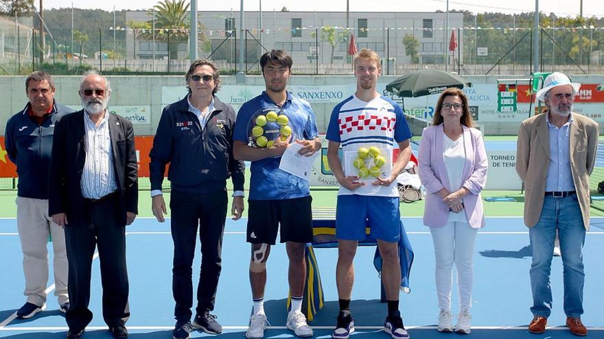 Ganador y subcampeón (centro), tras la entrega de trofeos. |  // FDV