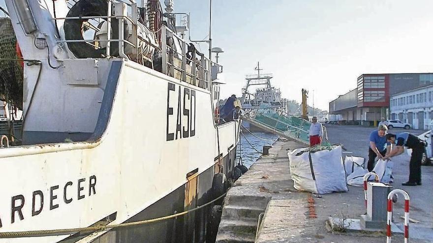 Uno de los barcos que traslada la basura marina hasta el puerto. // Santos Álvarez