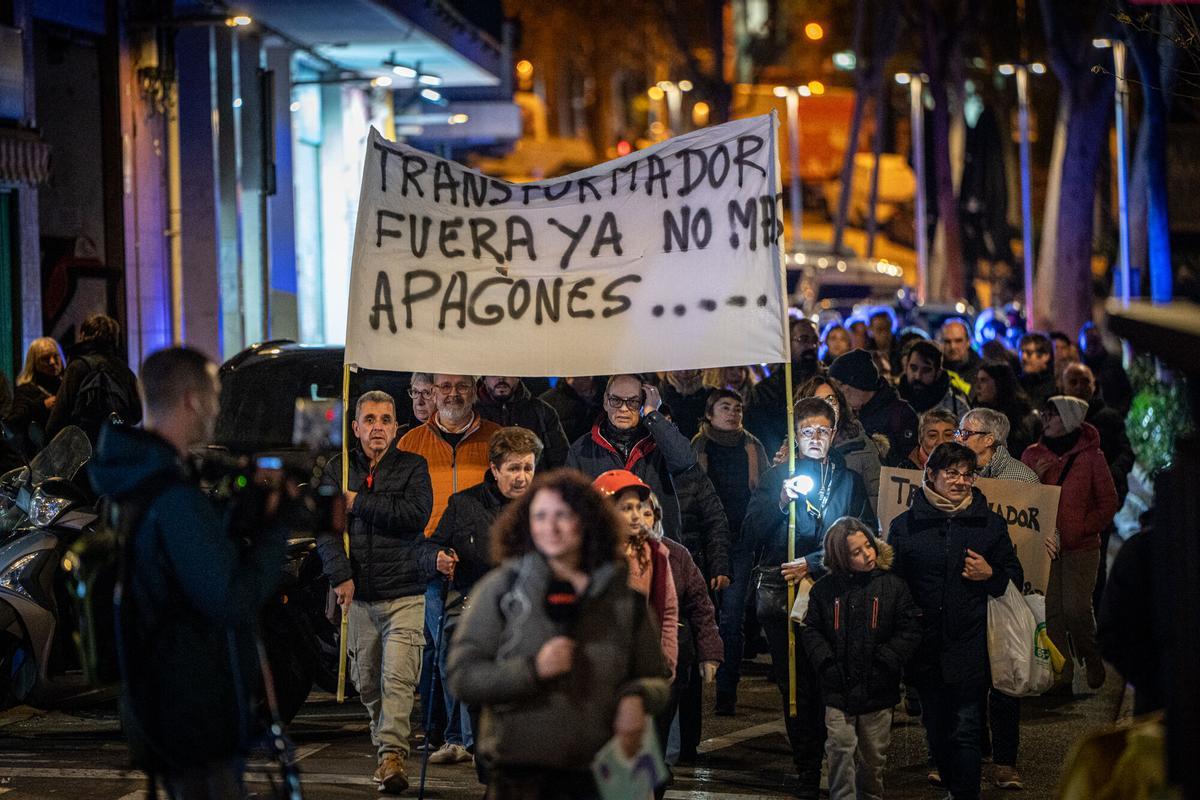 Manifestación de vecinos de la Prosperitat que piden una solución para los cortes de luz que sufren y el traslado de un transformador que se incendió en septiembre. Manifestación de vecinos de la Prosperitat que piden una solución para los cortes de luz que sufren y el traslado de un transformador que se incendió en septiembre.