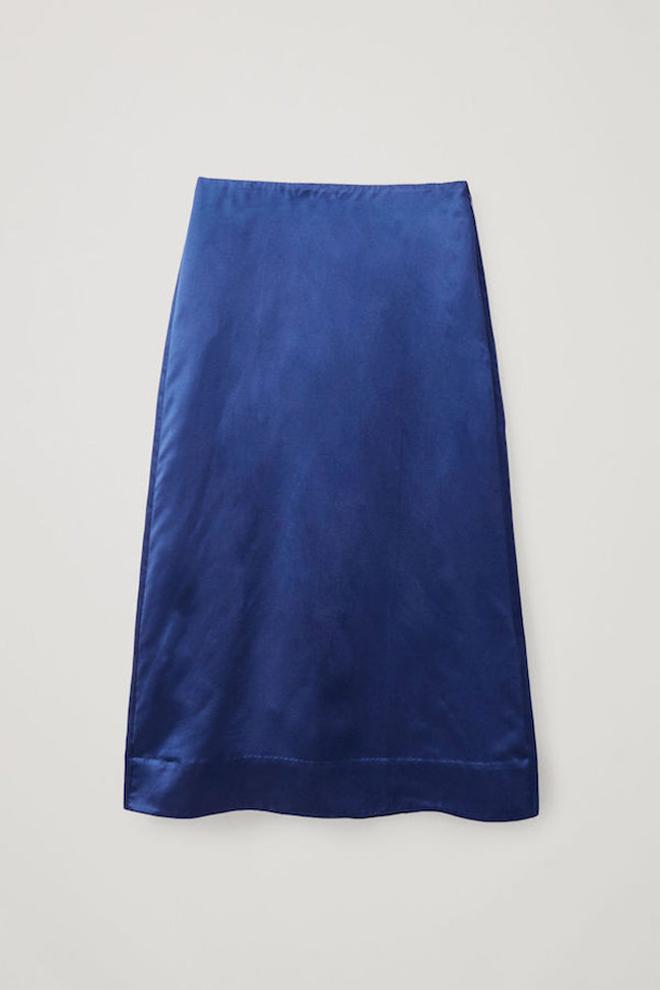 Falda azul satinada, de las rebajas de Cos