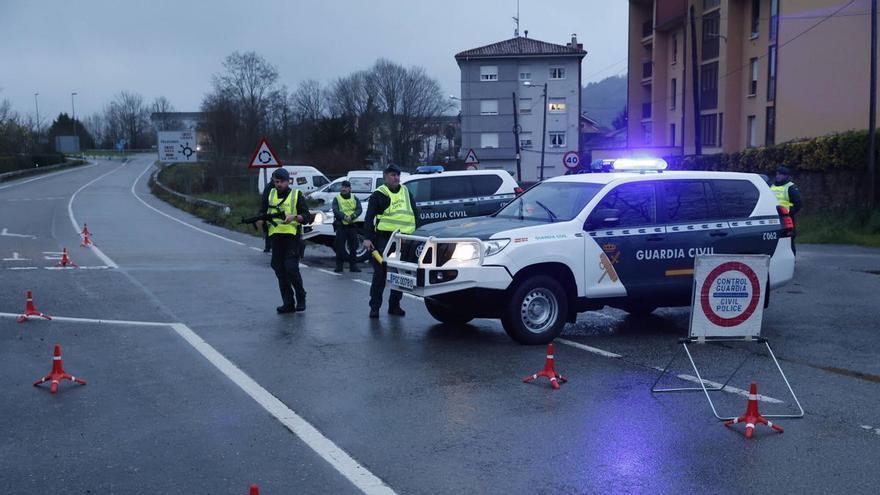 Multado con 200 euros por conducir con la baliza v-16 pero no llevar en el maletero el elemento mecánico circular obligatorio en caso de accidente: la Guardia Civil extrema la vigilancia en carretera