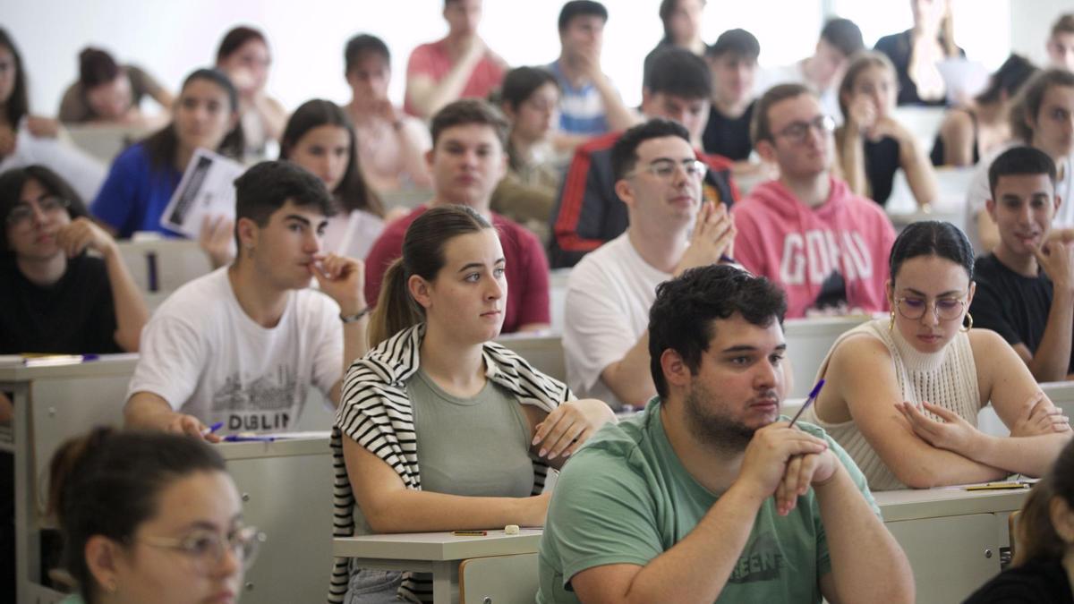 Alumnos de Murcia haciendo el primer examen de la EBAU 2023.