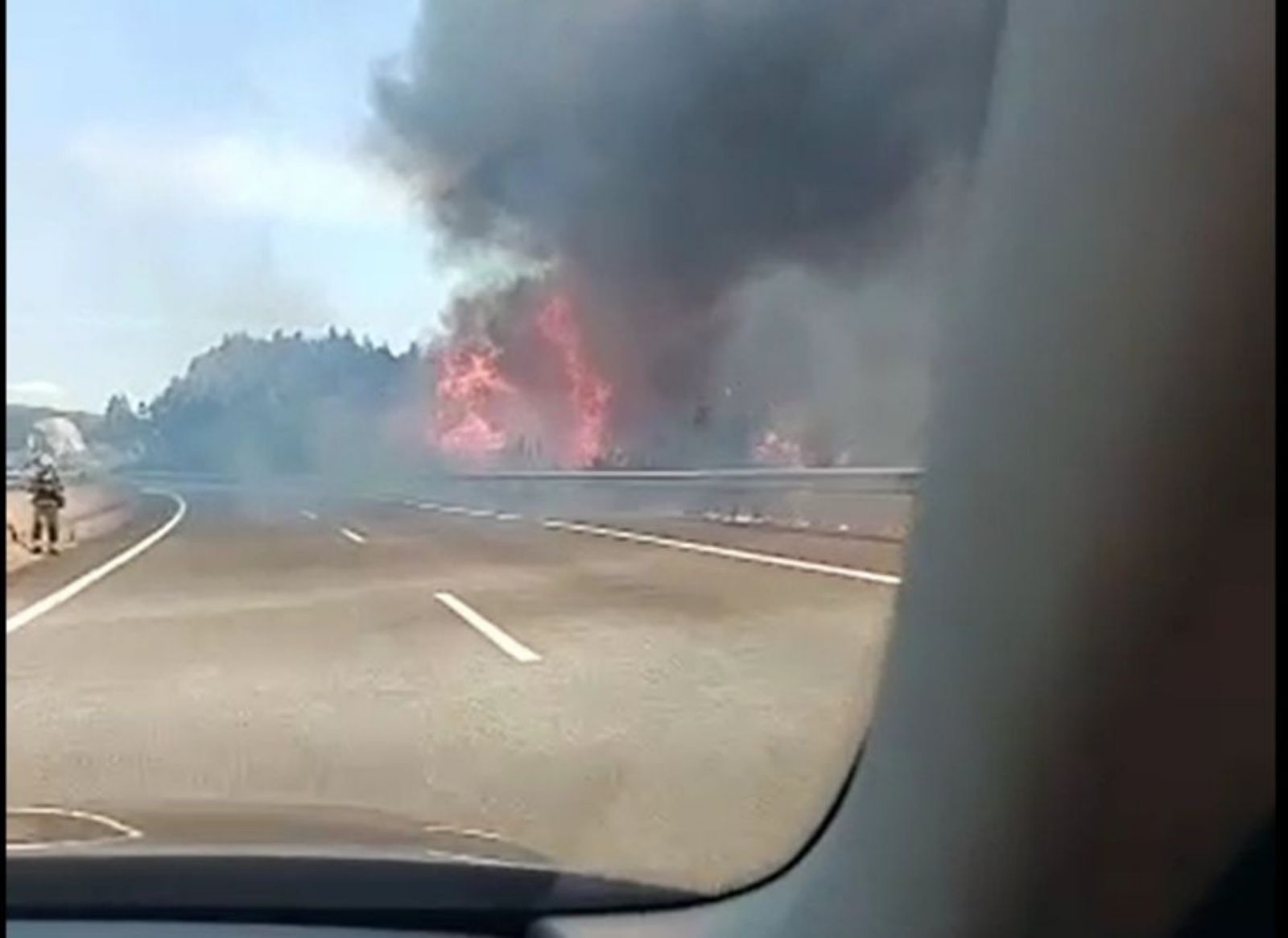 El incendio llegó hasta la Autovía do Morrazo.