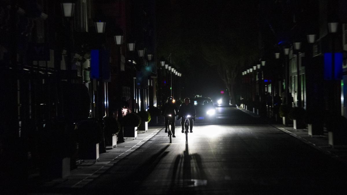 Calles apagadas debido al apagón en la ciudad de Albacete, a 28 de abril de 2025, en Albacete, Castilla-La Mancha (España). Un apagón eléctrico ha asolado España, Portugal y parte de Francia a las 12.30h. de la mañana. Sin saber aún las causas concretas d