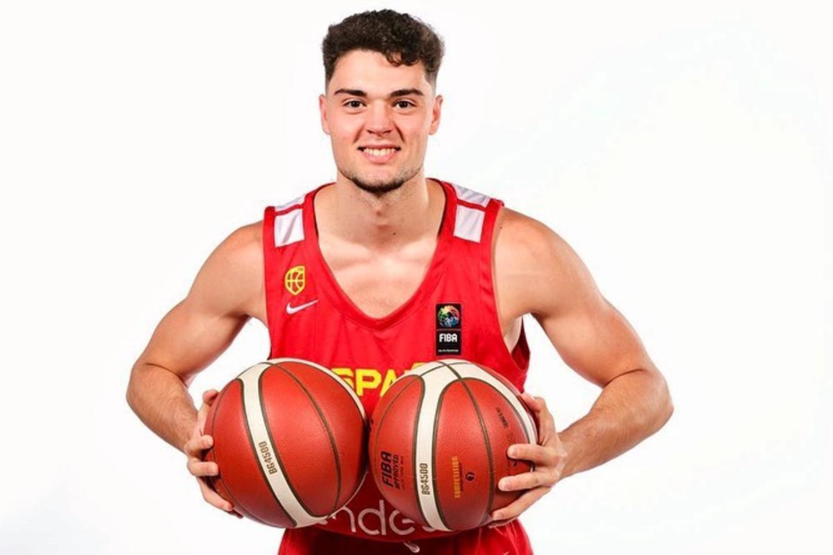 Santi Paz con la camiseta de la selección española