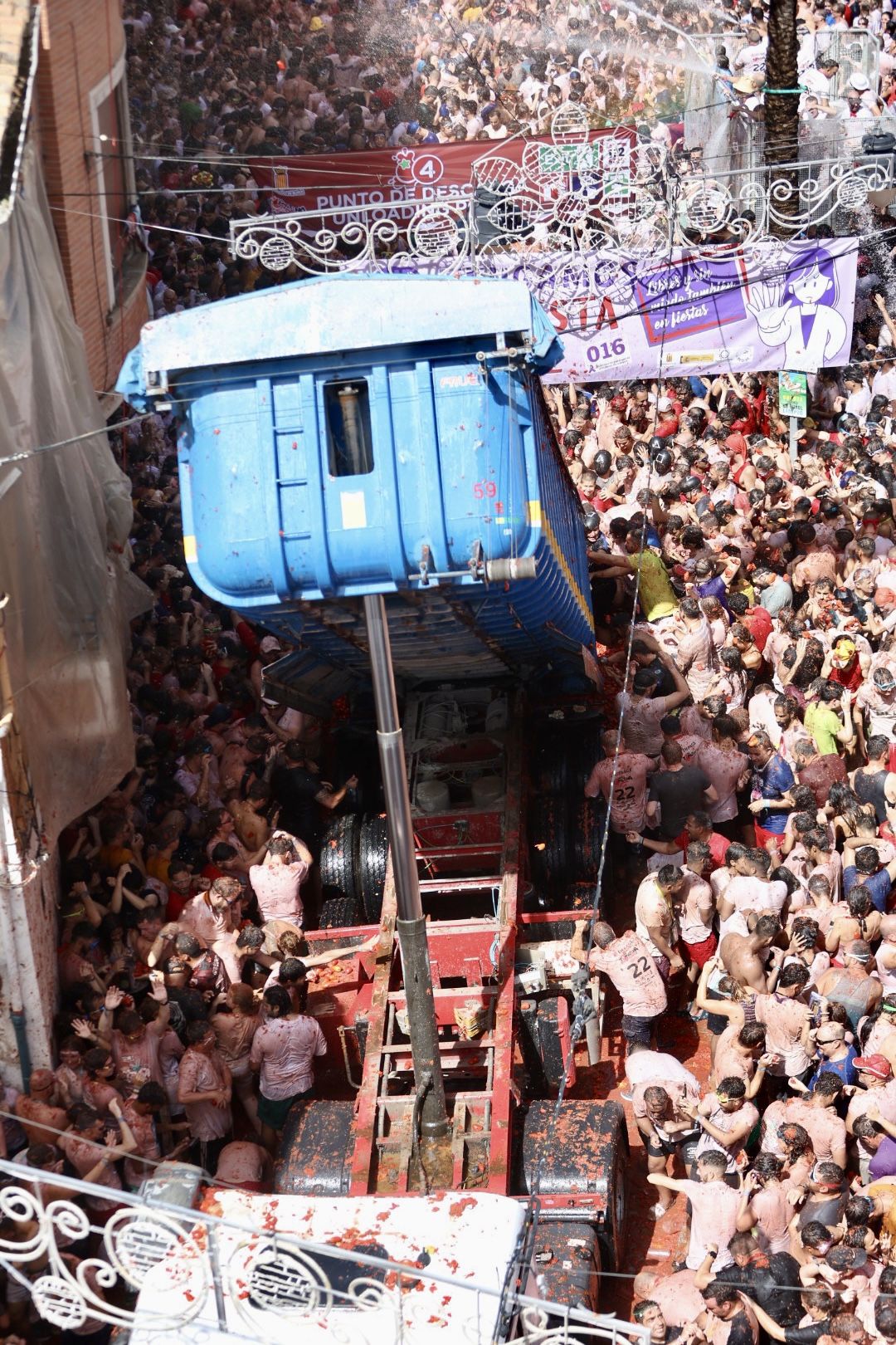 Fallas y Hogueras se empapan de Tomatina