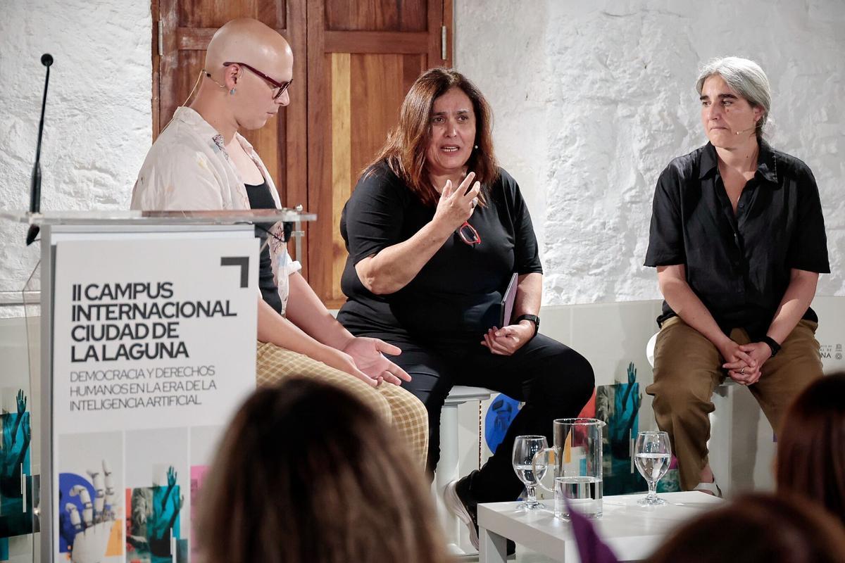 Las tres escritoras participantes en el primer encuentro.