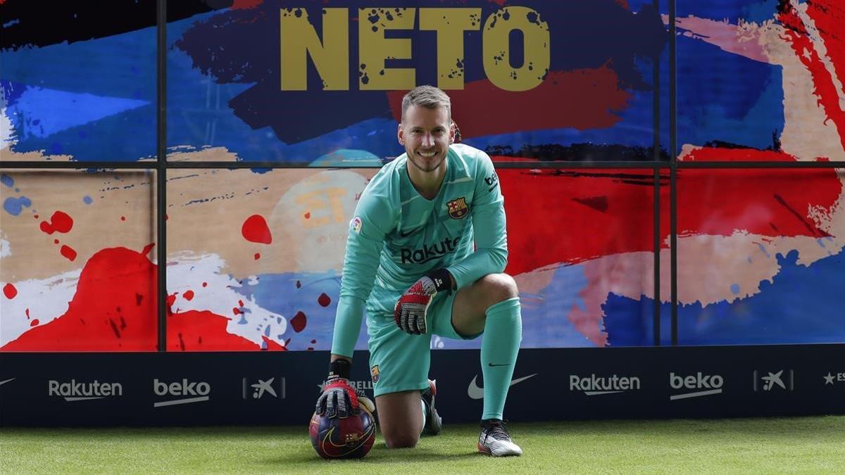 Neto posa en el Camp Nou en su presentación oficial.