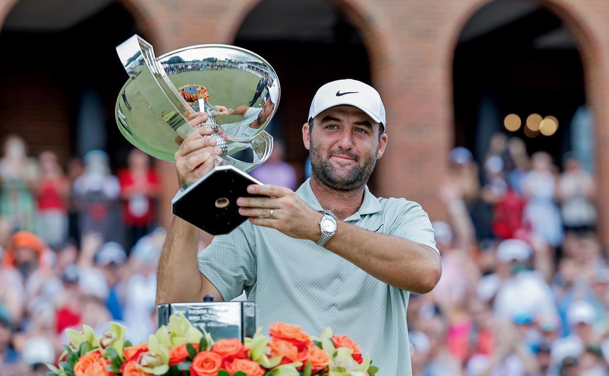 Scheffler posa con la Copa Fed Ex después de imponerse en East Lake, en Atlanta