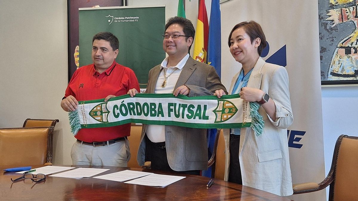 José García Román, Khun Takkasit Jittivanich y Khun Kedsuda Pengruan, en el acto de firma del acuerdo.