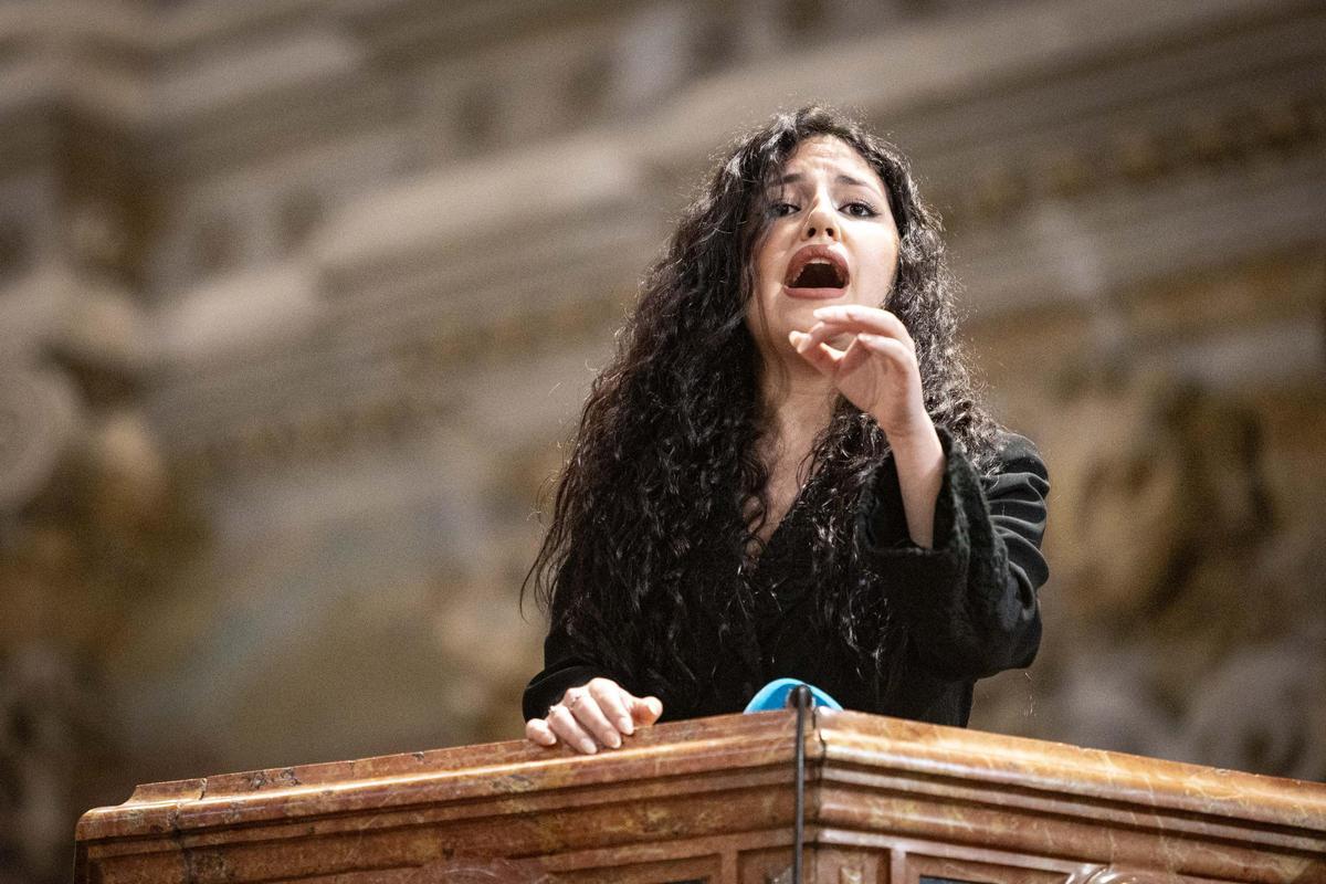 La cantaora granadina Esperanza Garrido, durante su actuación ganadora desde el púlpito del templo de San Jerónimo