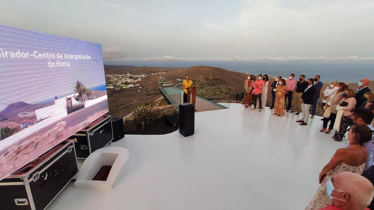 María Dolores Corujo (de blusa amarilla) durante su intervención en la inauguración del Mirador de Haría.