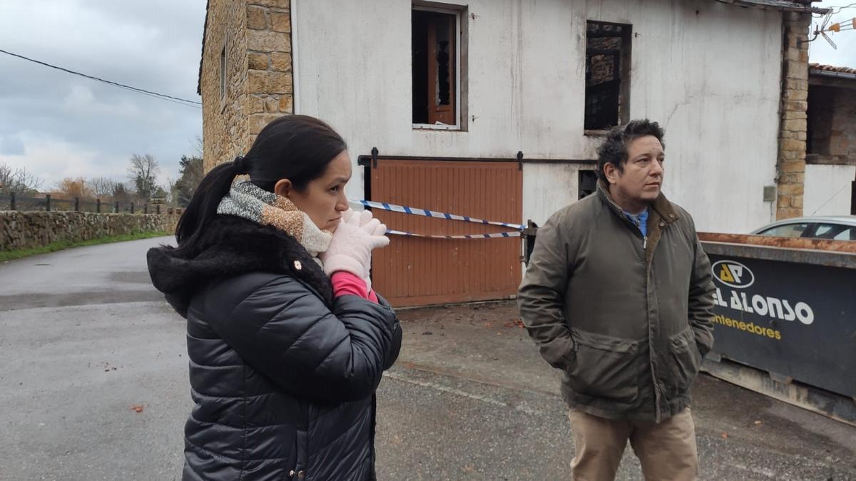 Gabriela Valera y Rafael Sánchez frente a su casa de Argüero