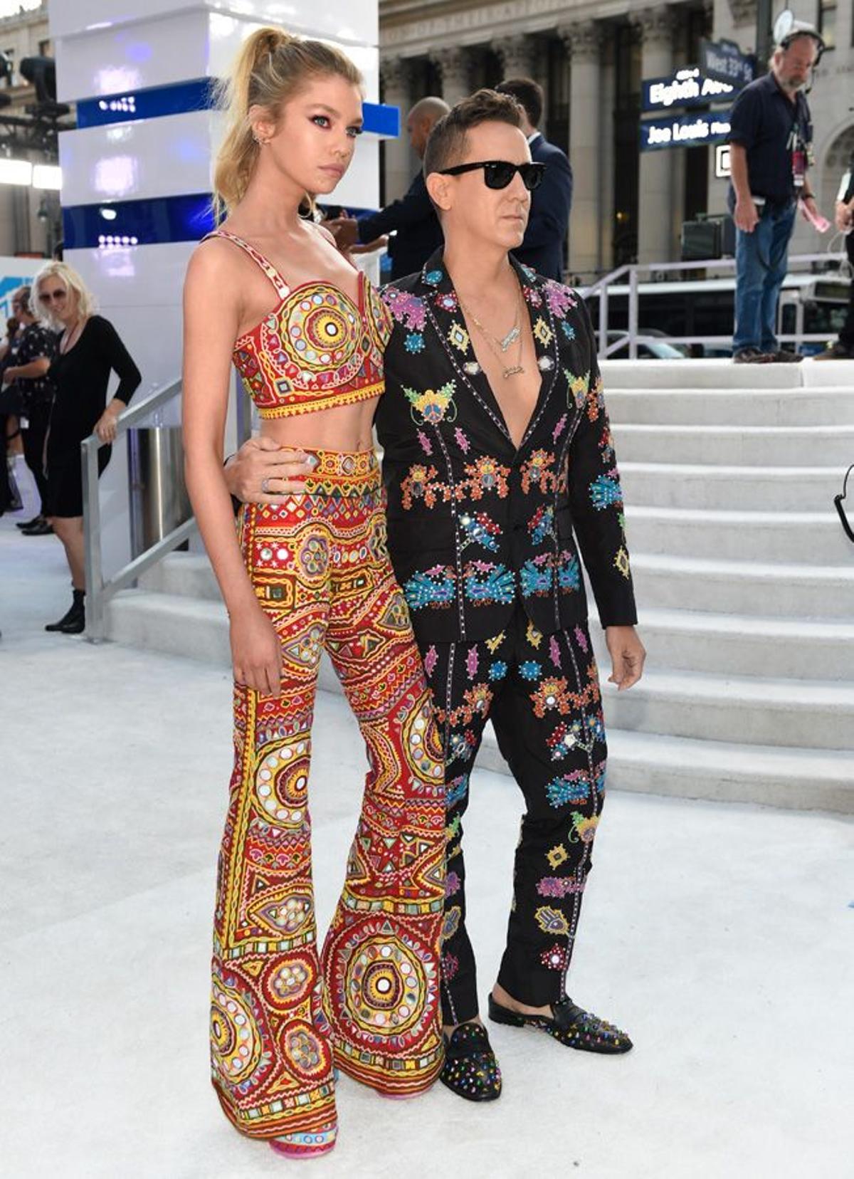 Stella Maxwell y Jeremy Scott en los MTV Video Music Awards 2016