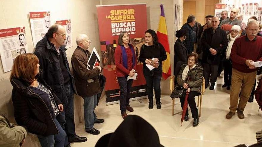 La exposición &quot;Sufrir la guerra, buscar refugio&quot;, que se inauguró ayer en la Biblioteca Pública Jovellanos.