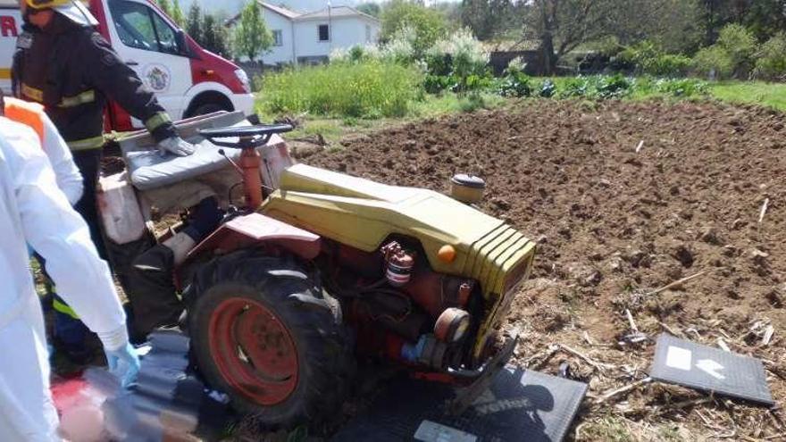 Tractor y los efectivos en el terreno donde fue el accidente.