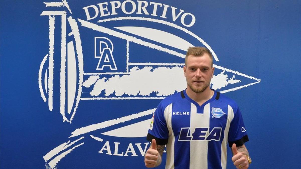 El delantero sueco durante su presentación en el Alavés