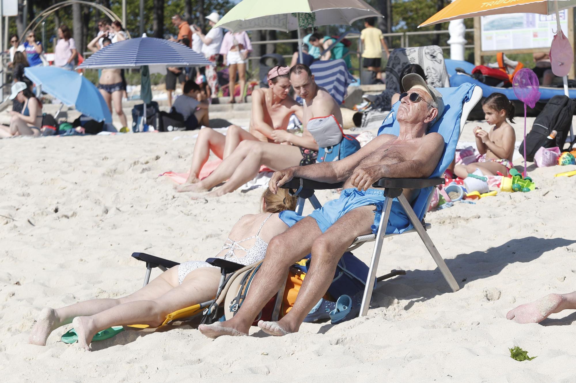 Plaga de sombrillas en Samil, con los termómetros superando los 35 grados