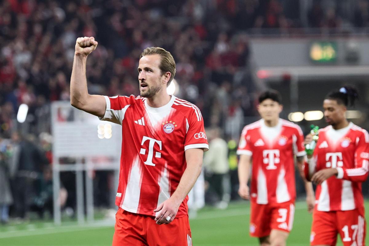 Harry Kane celebra su gol al Leverkusen en la Copa de Alemania