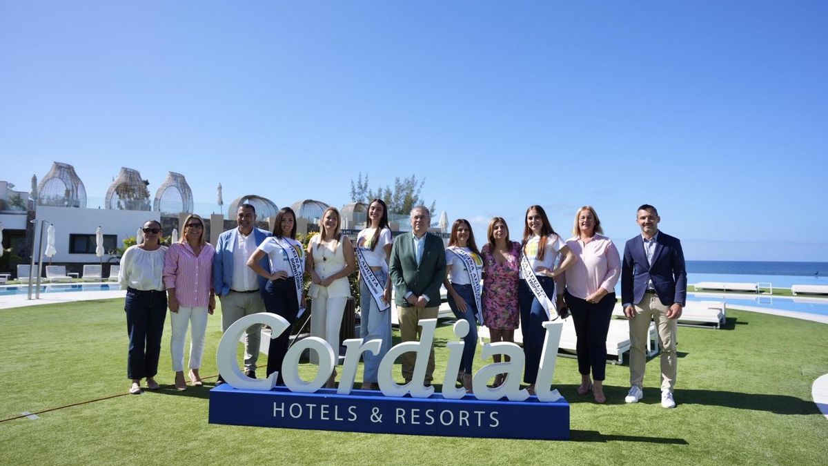 Marco Aurelio Pérez, yilenia Vega y Francisca González junto a miembros del Ayuntamiento y parte de las candidatas a reina.