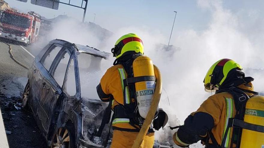 Los bomberos extinguiendo las llamas