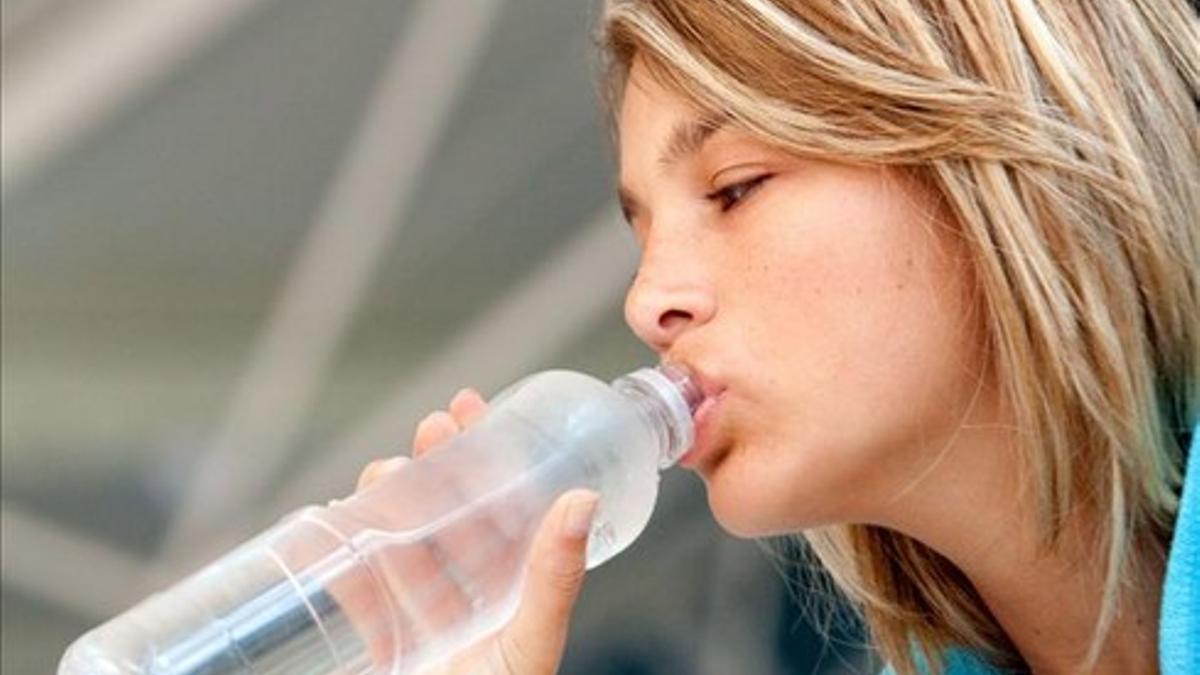 Cúánta agua de debe beber al día