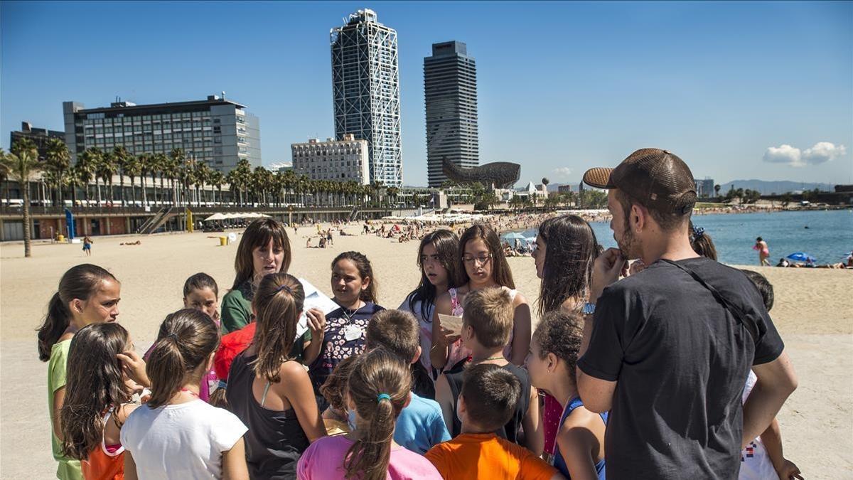 Grupo de niños en una actividad en la playa de la Barceloneta