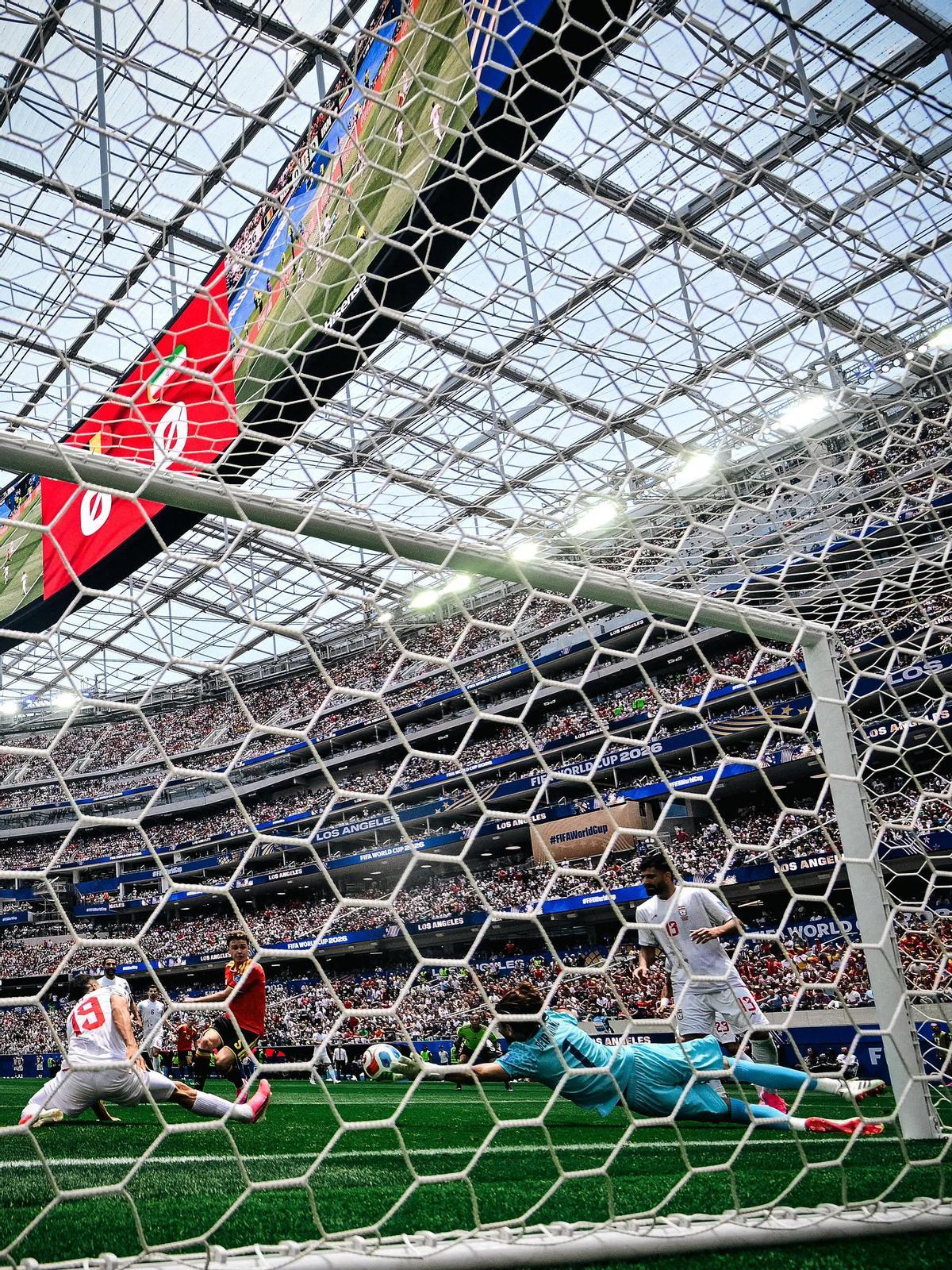 Beiranvand hace la mejor parada del Mundial