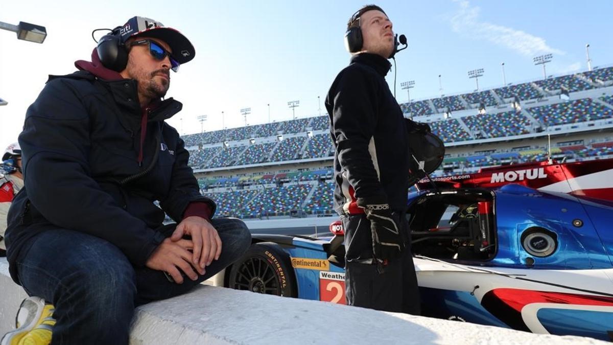 Fernando Alonso observa los entrenamientos de otro compañero en Daytona.