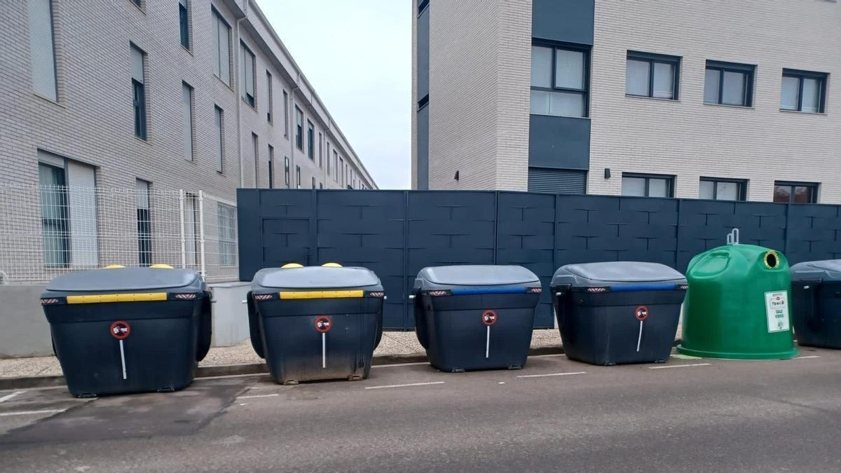 Contenedores en una calle de Cuarte de Huerva.